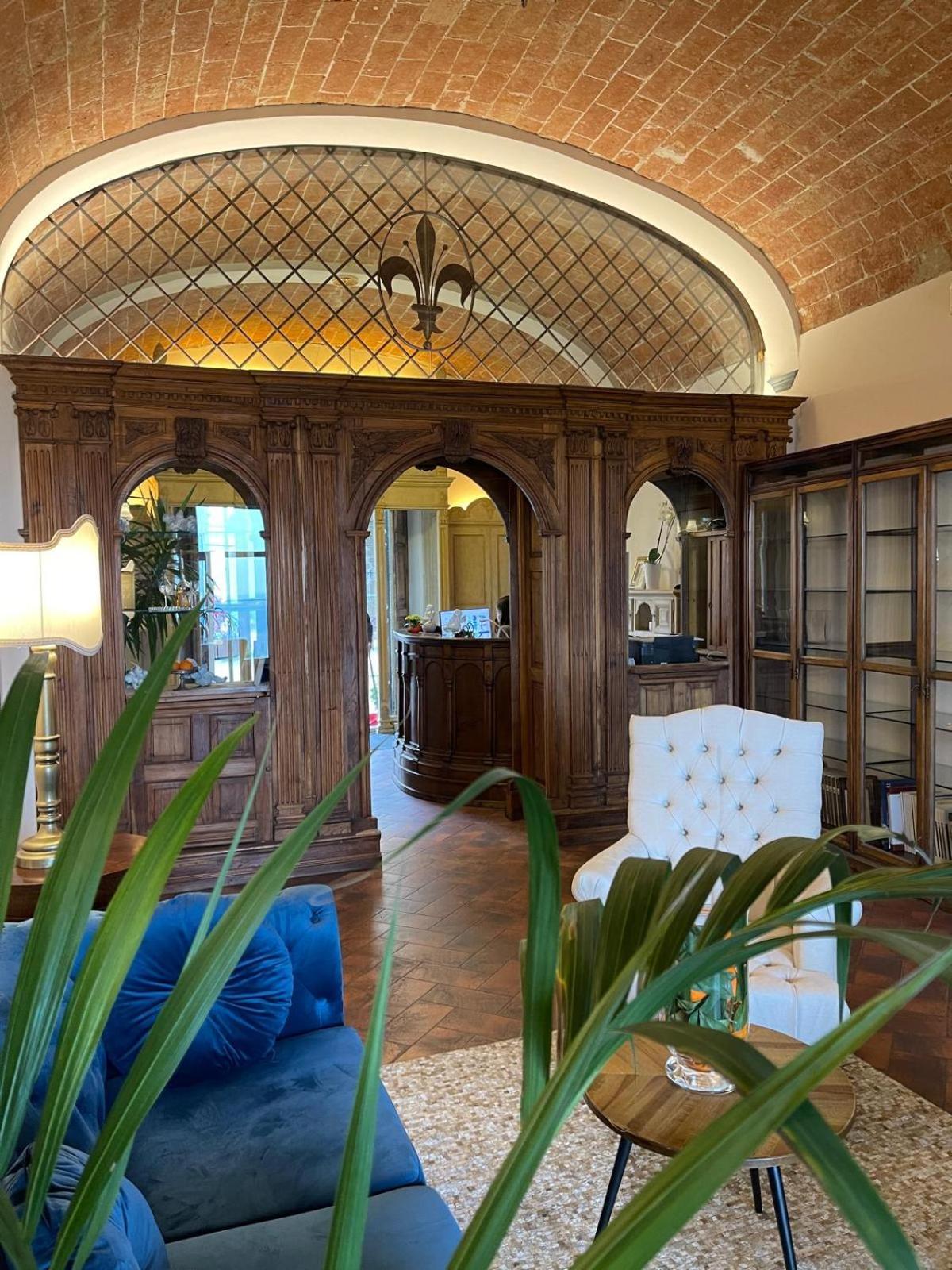 Quattro Gigli Hotel Монтополі-ін-Валь-д'Арно Екстер'єр фото