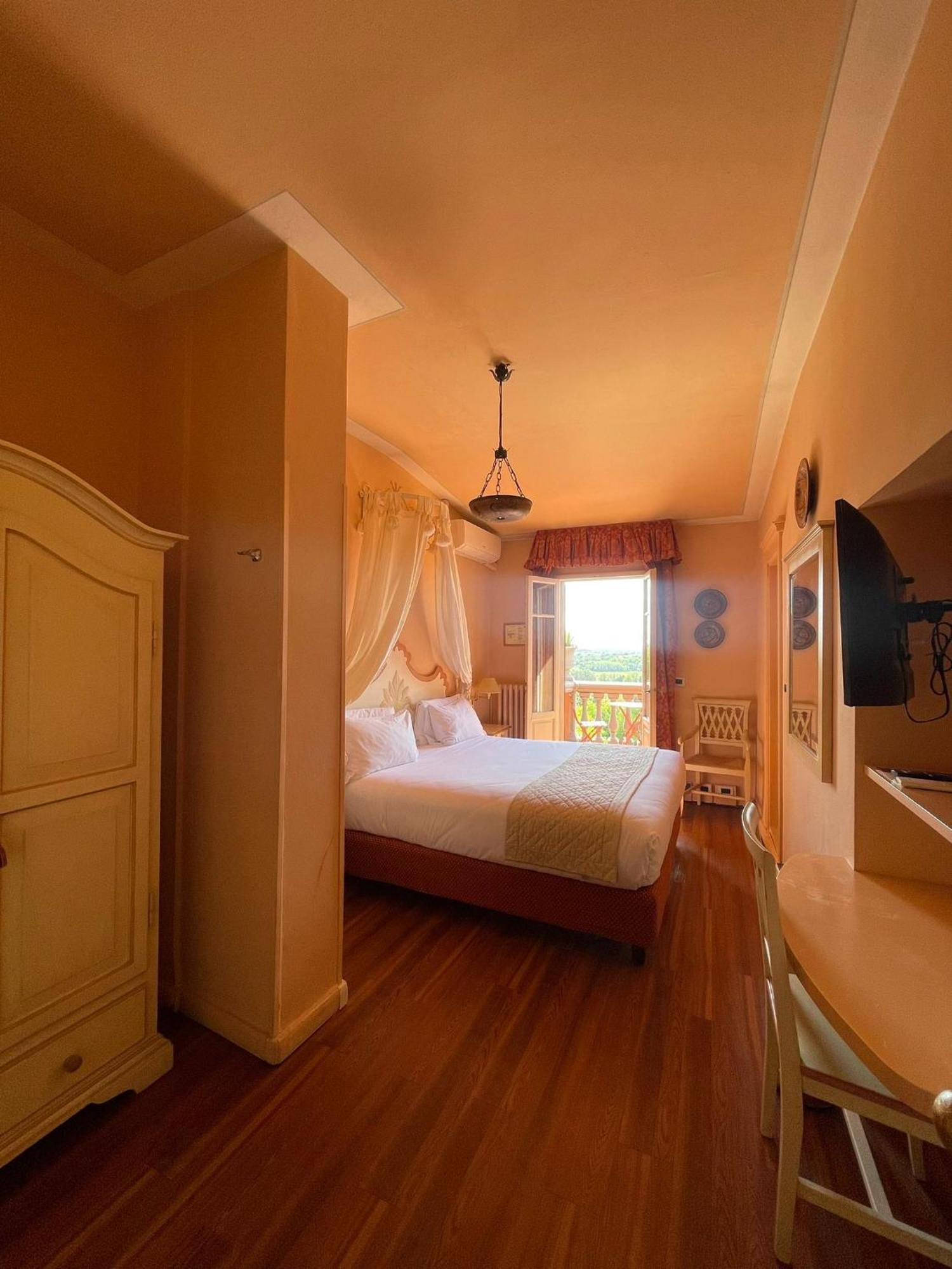 Quattro Gigli Hotel Монтополі-ін-Валь-д'Арно Екстер'єр фото