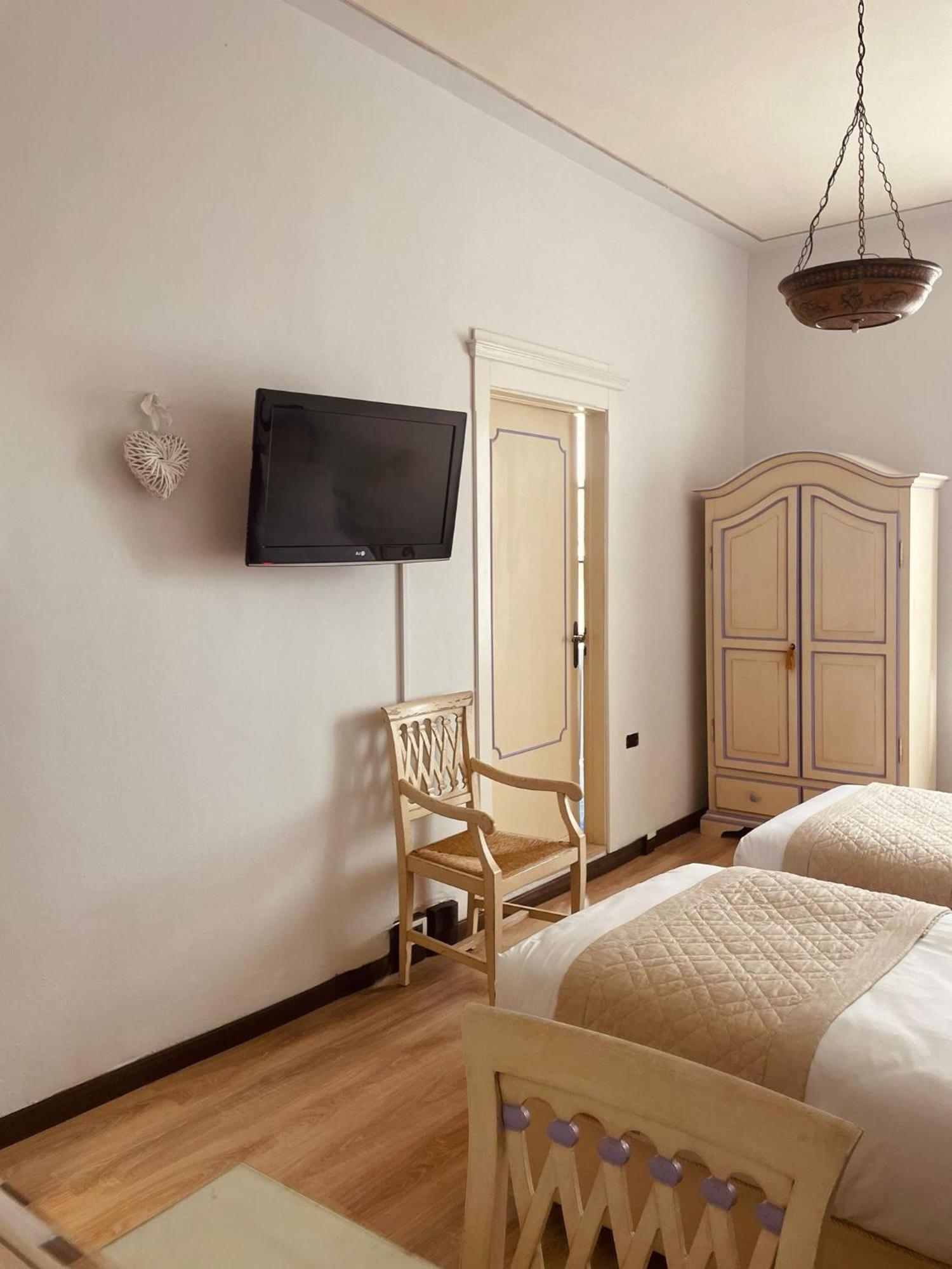 Quattro Gigli Hotel Монтополі-ін-Валь-д'Арно Екстер'єр фото